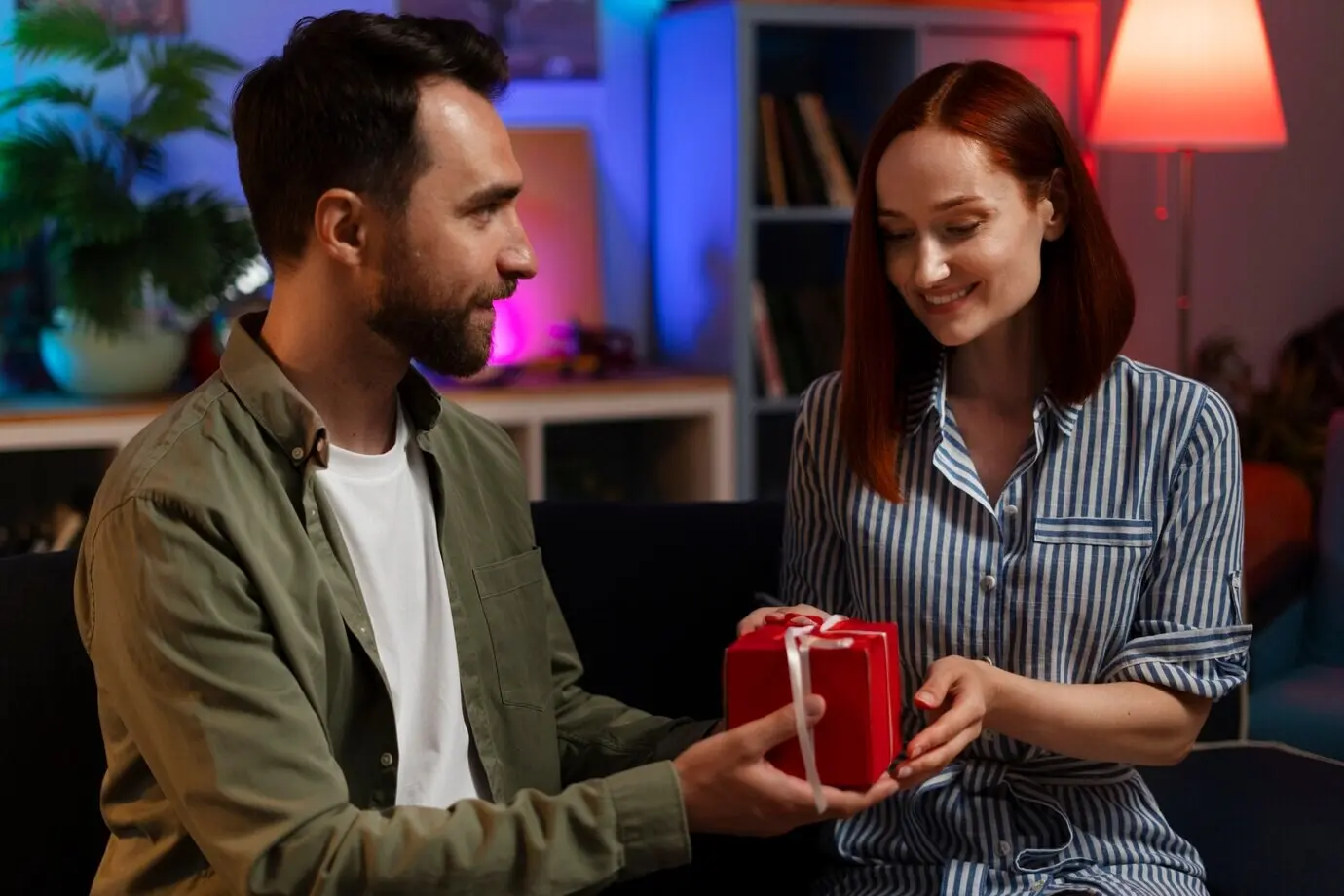 Средний план пары, проводящей время в уютном доме